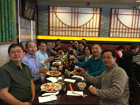 下届SAPA会长刘建博士（左），和记H88新泽西客户总监王建锋博士（右5）等专家举杯庆佳节