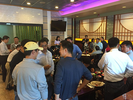 专家们相谈甚欢，直到晚上时辰，仍不舍离去