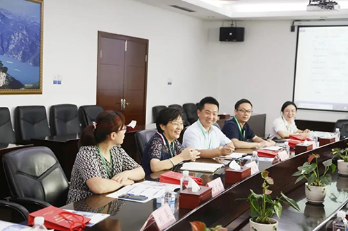 宜昌人福药业副总裁、总工程师李莉娥，产品开发中心主任吕金良，副主任吴有斌、曲龙妹等