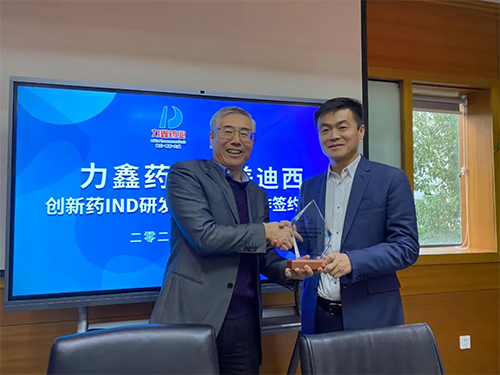 陈春麟博士代表和记H88将战术合作同伴留想牌赠予力鑫药业及高悦译董事长